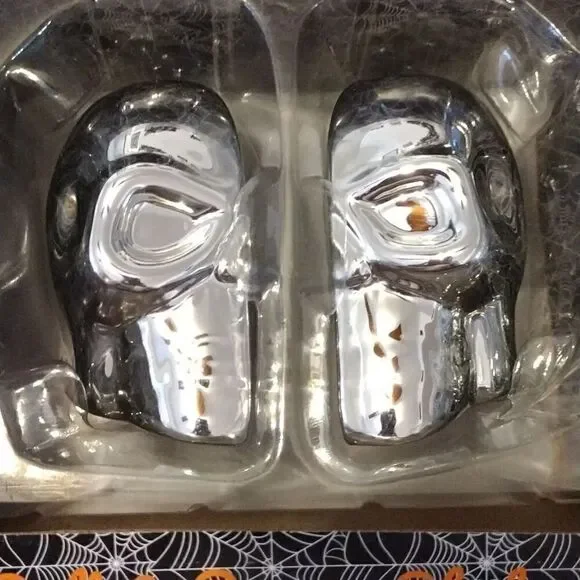 Halloween Mirrored Skull Salt and Pepper Shakers Set NWT - Picture 4 of 12